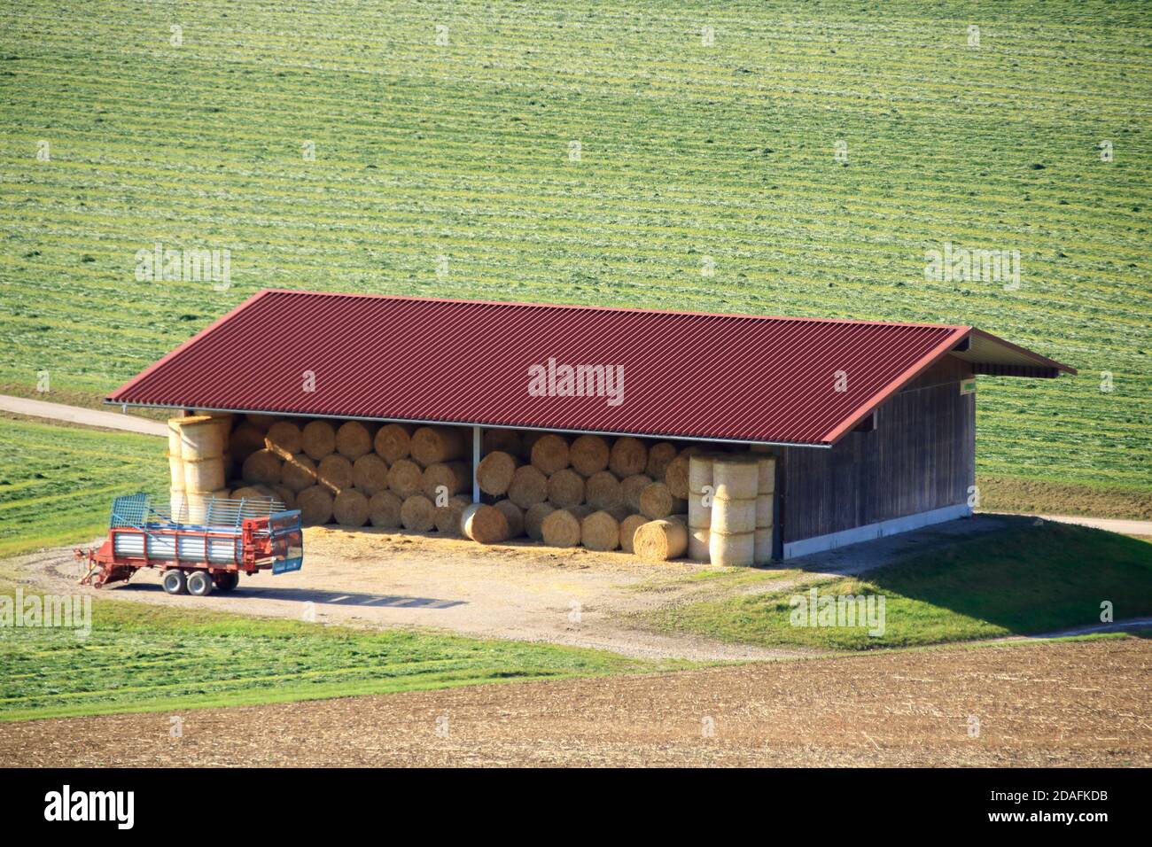 Lagerhalle für Heu und Stroh auf einer Wiese in Das Heckengäu Stockfoto