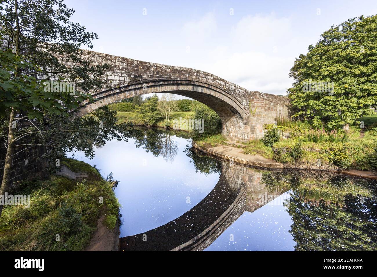 Alte Lanercost Brücke gebaut aus rotem Sandstein über dem Fluss Irthing im Jahr 1724 in Lanercost, Cumbria UK Stockfoto