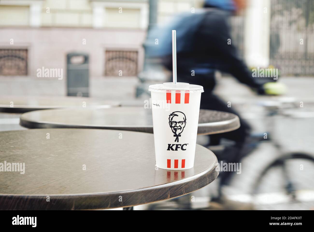 Kentucky Fried Chicken Soda Papierbecher mit Kunststoffdeckel und Trinkhalm wurde draußen auf dem Restauranttisch abgelegt Stockfoto