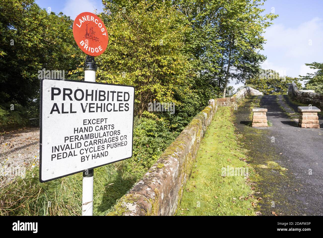 Verkehrsverbotshinweis auf der Old Lanercost Bridge erbaut aus rotem Sandstein über dem Fluss Irthing im Jahr 1724 in Lanercost, Cumbria UK Stockfoto