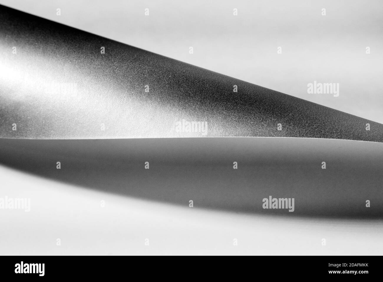 Nahaufnahme der Kurvenlinie, minimaler abstrakter Schwarzweiß-Hintergrund, selektiver Fokus Stockfoto