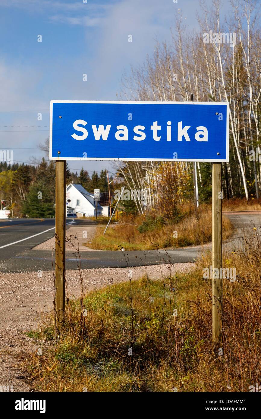 Das Gateway-Zeichen oder Willkommensschild für die Gemeinde Swastika in Kirkland Lake, Timiskaming District, Ontario, Kanada. Stockfoto