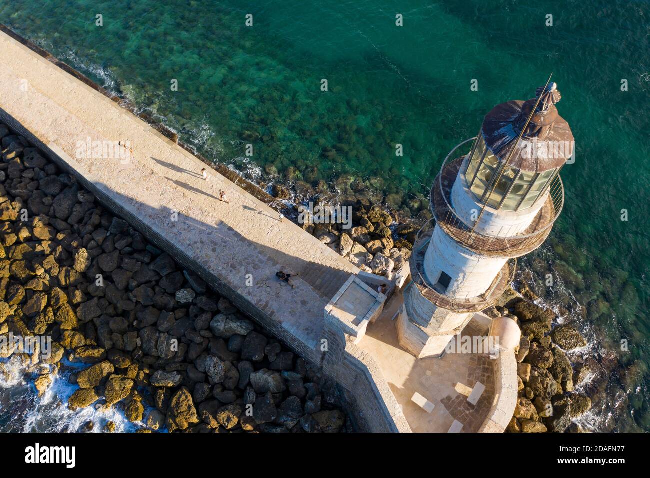 Top-down Luftaufnahme des Leuchtturms und Gehweg in der Stadt Chania, Kreta, Griechenland Stockfoto