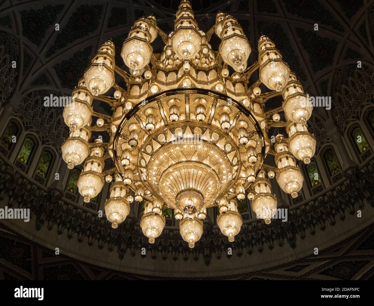 Das Innere der Großen Moschee Sultan Qaboos, in Maskat, im Sultanat von Oman, zeigt den prächtigen Kristallleuchter Swarovski Stockfoto