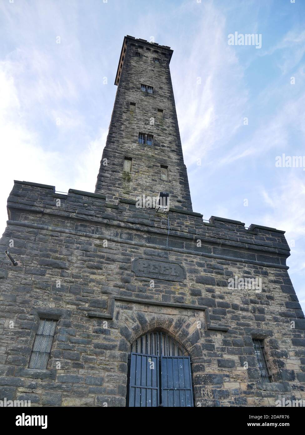 Das Peel Monument, auch bekannt als Holcombe Tower oder Peel Tower, ist ein Gedächtnisturm für Sir Robert Peel, Gründer der modernen britischen Polizei und eine Bridge Stockfoto