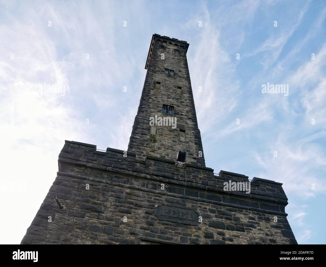 Das Peel Monument, auch bekannt als Holcombe Tower oder Peel Tower, ist ein Gedächtnisturm für Sir Robert Peel, Gründer der modernen britischen Polizei und eine Bridge Stockfoto