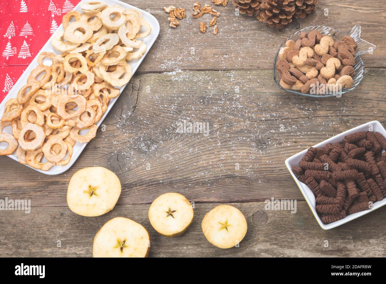 Weihnachtsgebäck, Kuchen und Trockenfrüchte auf altem Holztisch. Traditionelles weihnachtsbacken. Stockfoto