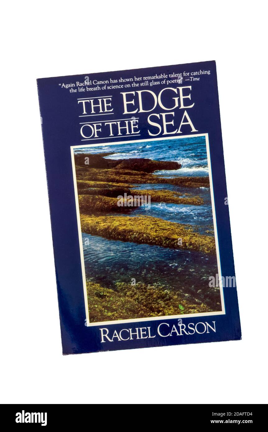 Eine Paperback-Kopie von The Edge of the Sea von Rachel Carson. Erstveröffentlichung 1955. Stockfoto