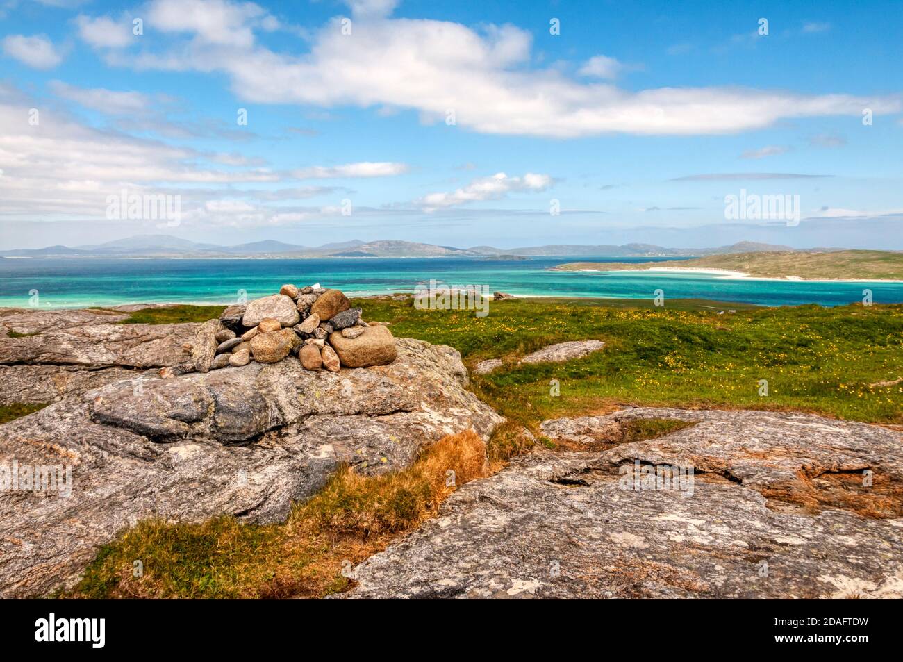 Blick nach Norden vom Gipfel des Beinn Eolaigearraidh im Norden der Insel Barra in den Äußeren Hebriden. Stockfoto
