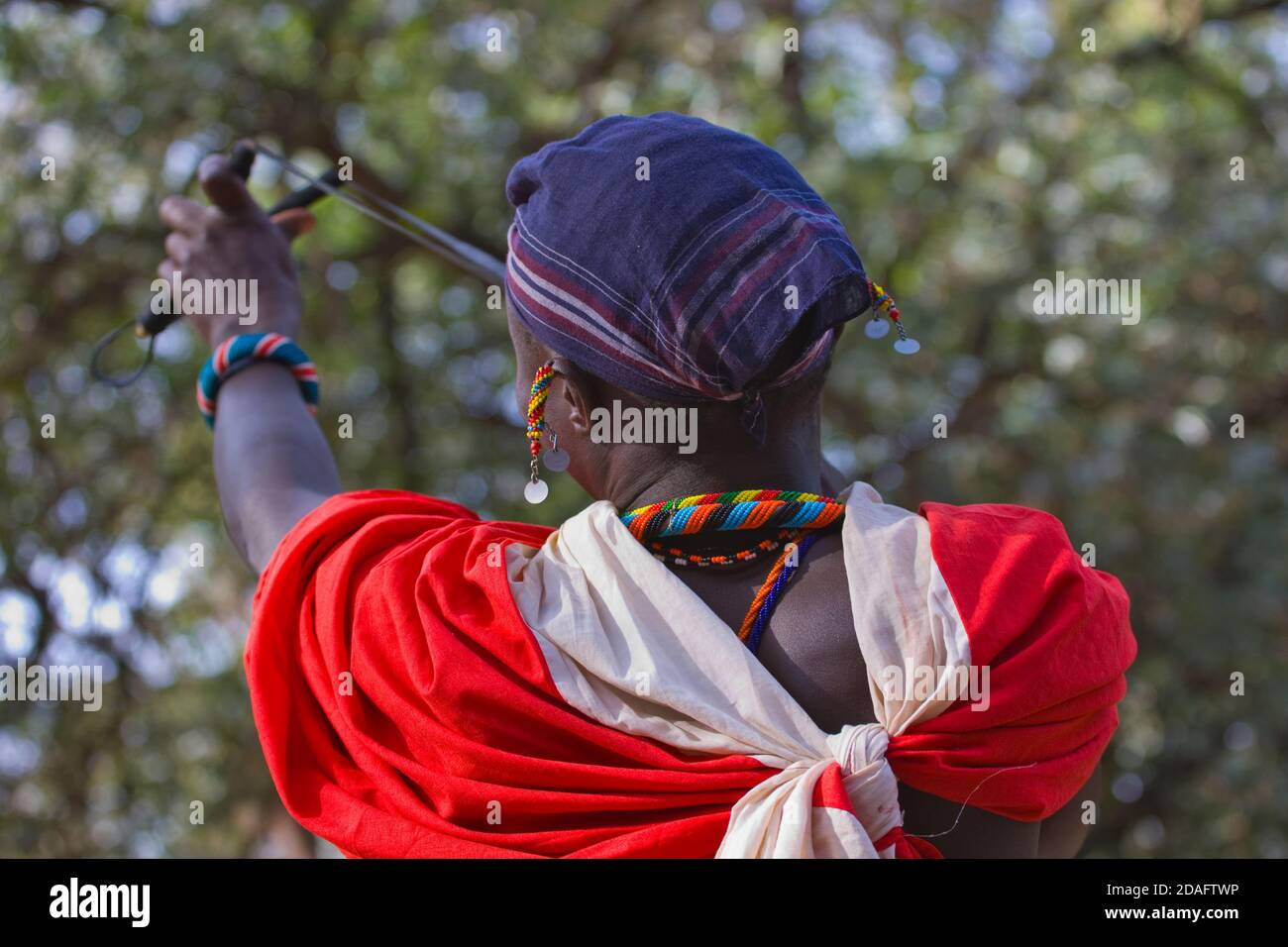 Samburu Tribespeople Shooting mit Sling Shot, Samburu, Kenia Stockfoto