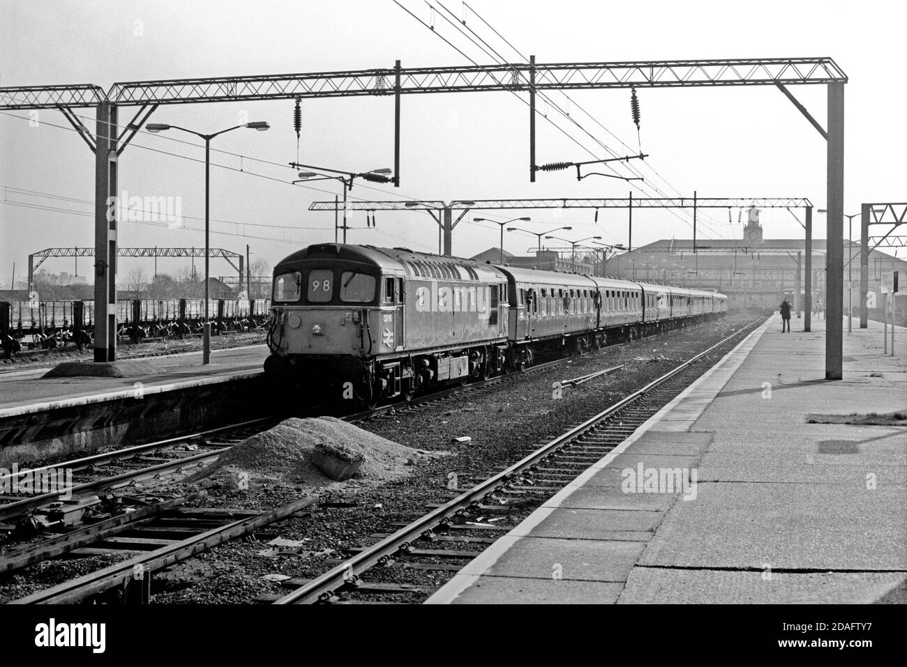 Eine Diesellokomotive der Baureihe 33 mit der Nummer 33116 und die modernisierten 4TC-Einheiten 410 und 417 arbeiten am 29. Februar 1992 an einer enthusiastischen Eisenbahnfahrt am Bahnhof Tilbury Riverside. Stockfoto