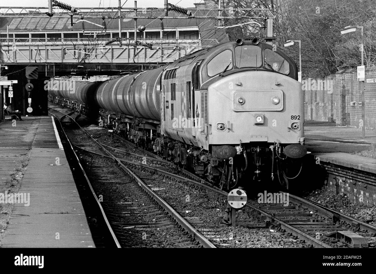 Eine Diesellokomotive der Baureihe 37 der Baureihe 37892 mit einem Zug von Bogenöltanks, die am 29. Februar 1992 am Bahnhof Woodgrange Park einfuhr. Stockfoto