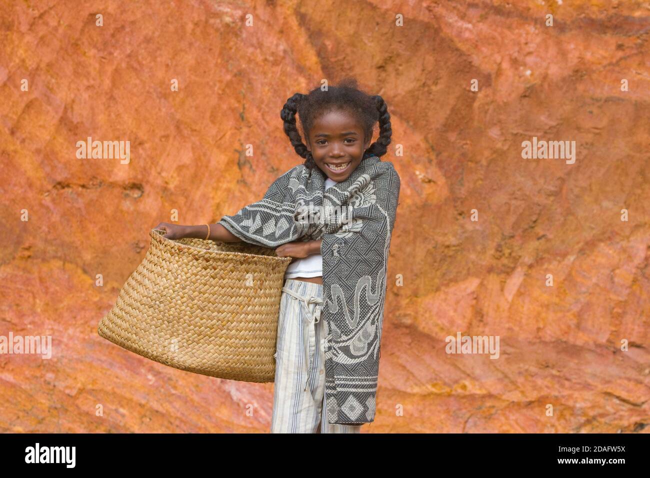 Kleines Mädchen mit Korb, Perinet, Madagaskar Stockfoto