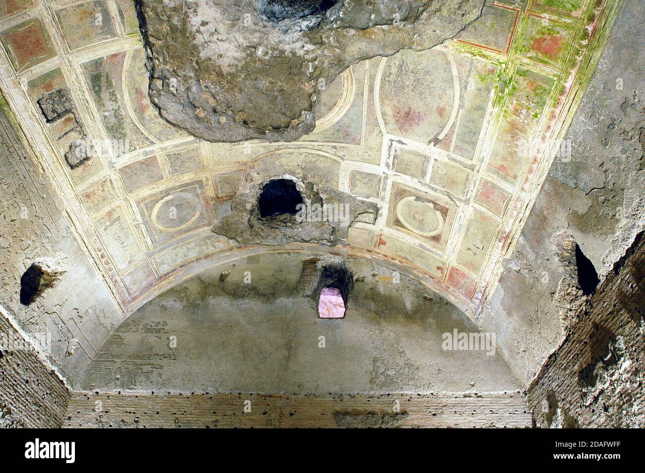 Blick auf ein Fresko auf dem Gewölbe der Domus Aurea von Kaiser Nerone in Rom, Italien Stockfoto