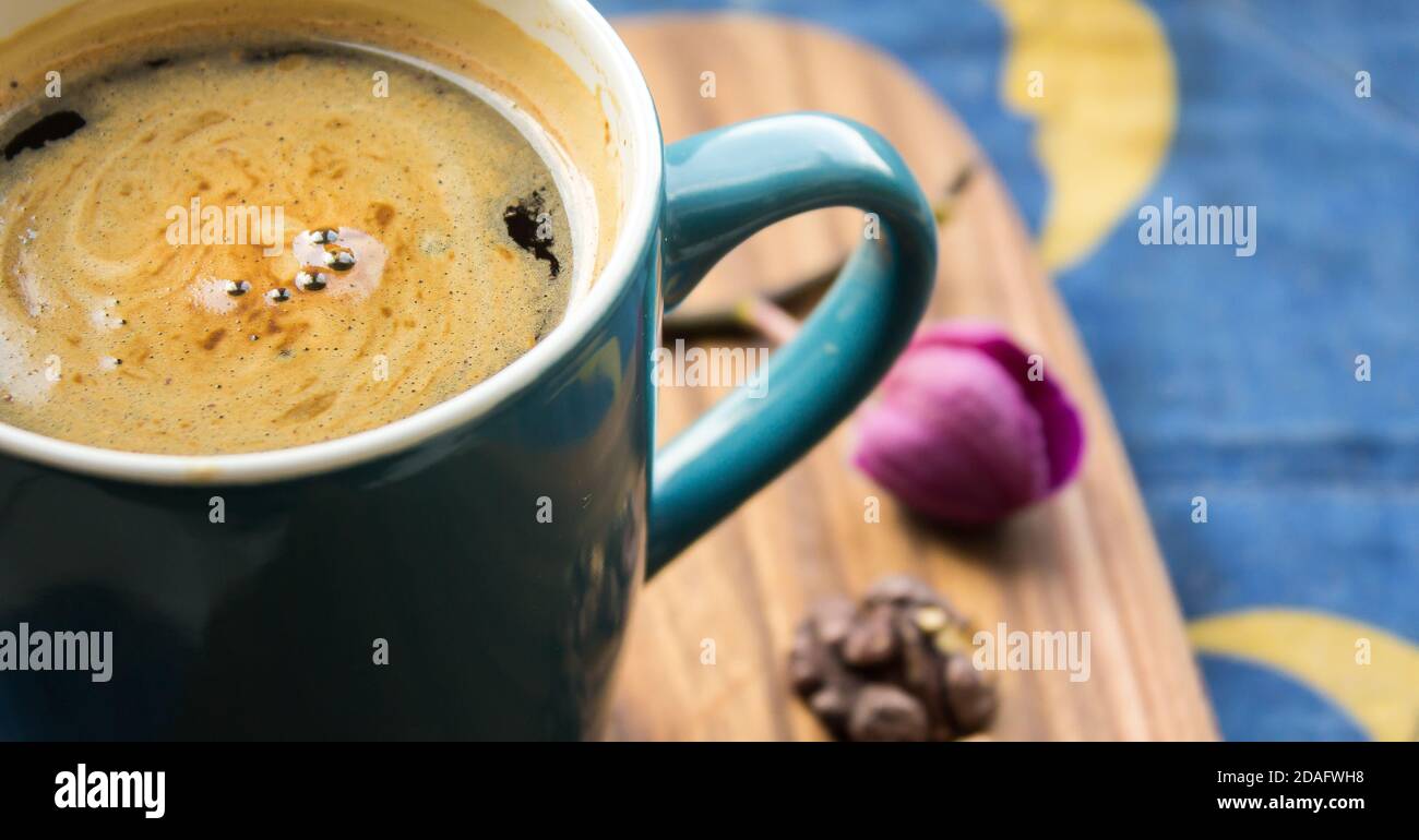Eine Tasse aromatischen Kaffee steht auf einem Holztisch. Stockfoto