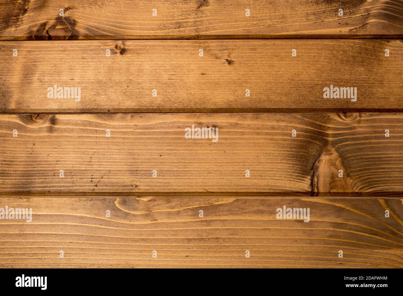Holzstruktur, Detail auf dem Holzboden aus Fichte, Farbe Teakholz lackiert. Massivholz Stockfoto