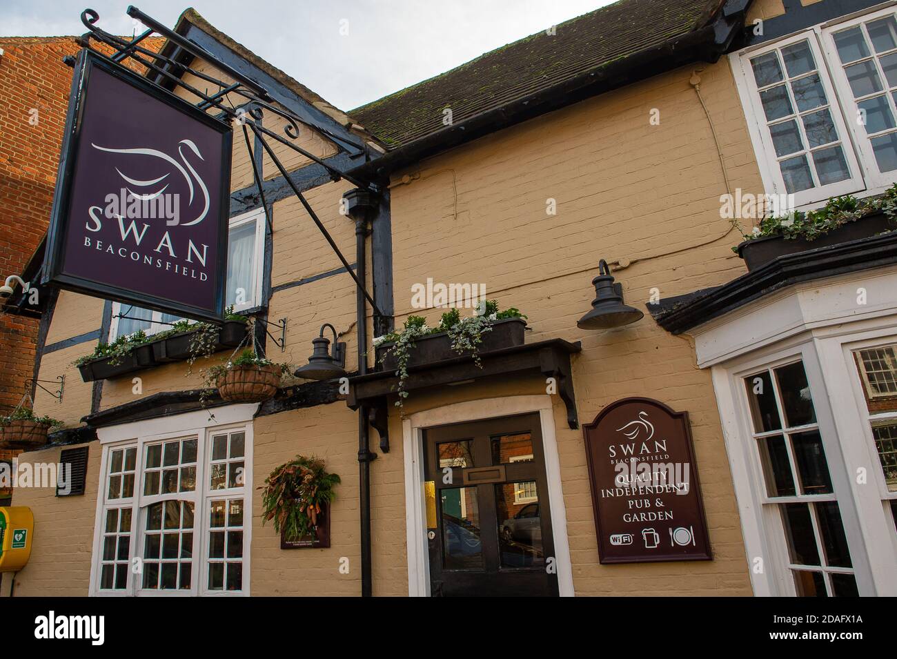 Beaconsfield, Buckinghamshire, Großbritannien. November 2020. Das unabhängige Pub The Swan ist für Take Aways geöffnet. An dem Tag, an dem das Vereinigte Königreich die höchste Anzahl an täglichen Covid-19-Fällen verzeichnet, war Beaconsfield Old Town heute viel ruhiger, da viele Menschen während der Covid-19 Coronavirus-Sperre zu Hause bleiben 2. Quelle: Maureen McLean/Alamy Stockfoto