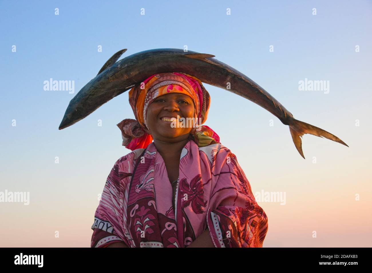 Frau mit Fisch auf dem Kopf, Morondava, Madagaskar Stockfoto