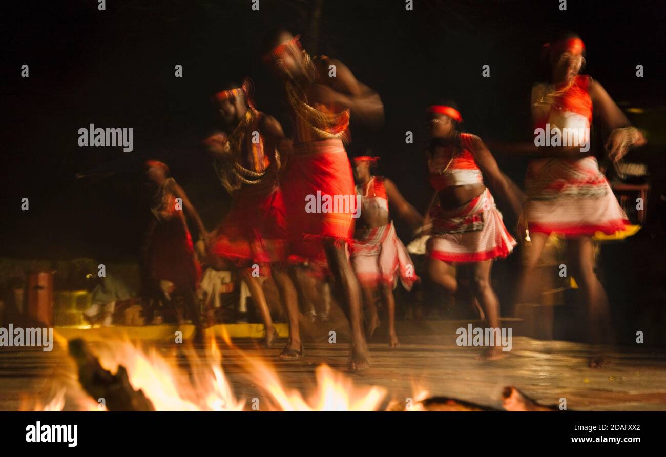 Masai tanzt am Feuer, Nakuru, Kenia Stockfoto