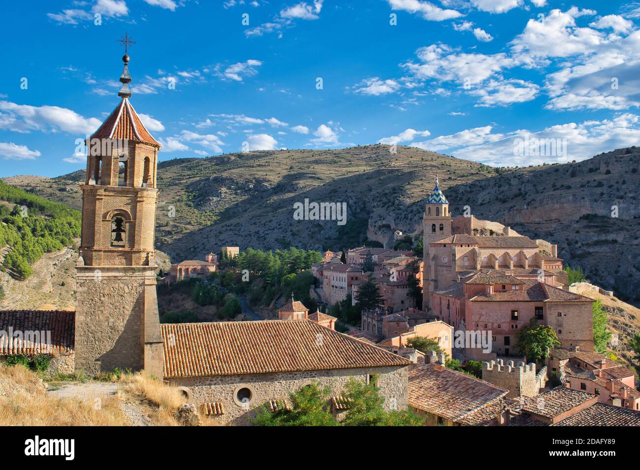 Schiefer Glockenturm der Pfarrei Santa Maria y Santiago in der schönen mittelalterlichen Stadt Albarracin, Teruel. Salvador Kathedrale im Hintergrund Stockfoto