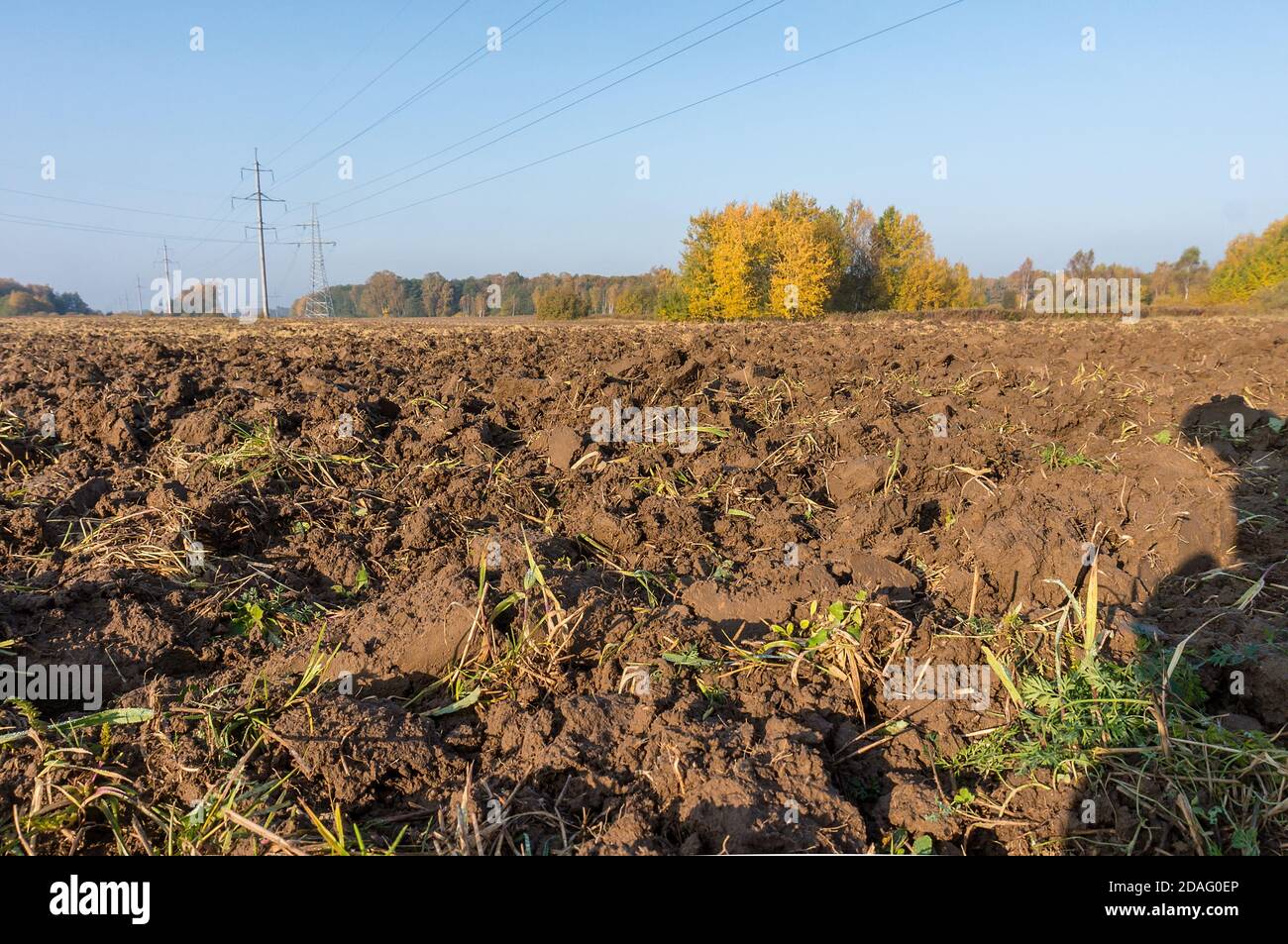Gepflügte Felder im Herbst, Furche Feld und Herbstlandschaft, Ackerland für den Winter vorbereitet Stockfoto