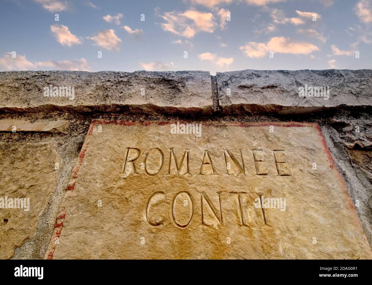 Romaneé-Conti gravierte Steintafel mit Sonnenuntergang hinter im Grenzweingarten Wand des berühmten Grand Cru Romaneé-Conti Weinbergs Vosne-Romanee Burgund Stockfoto Romaneé-Conti gravierte Steintafel mit Sonnenuntergang hinter im Grenzweingarten Wand des berühmten Grand Cru Romaneé-Conti Weinbergs Vosne-Romanee Burgund Stockfoto