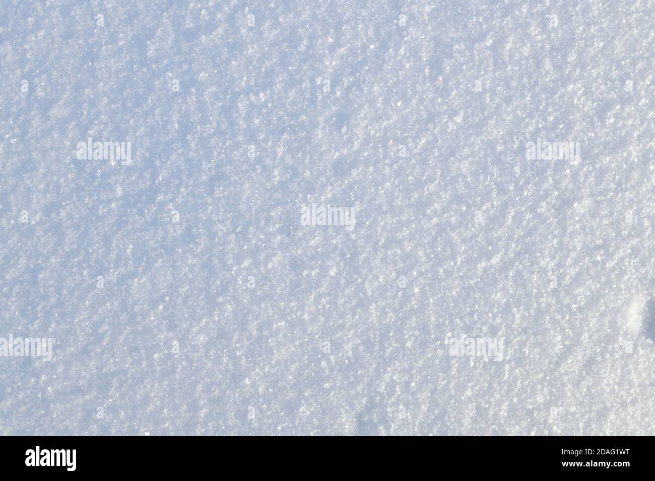 Schneedecke, Draufsicht. Weißer einheitlicher Hintergrund. Stockfoto