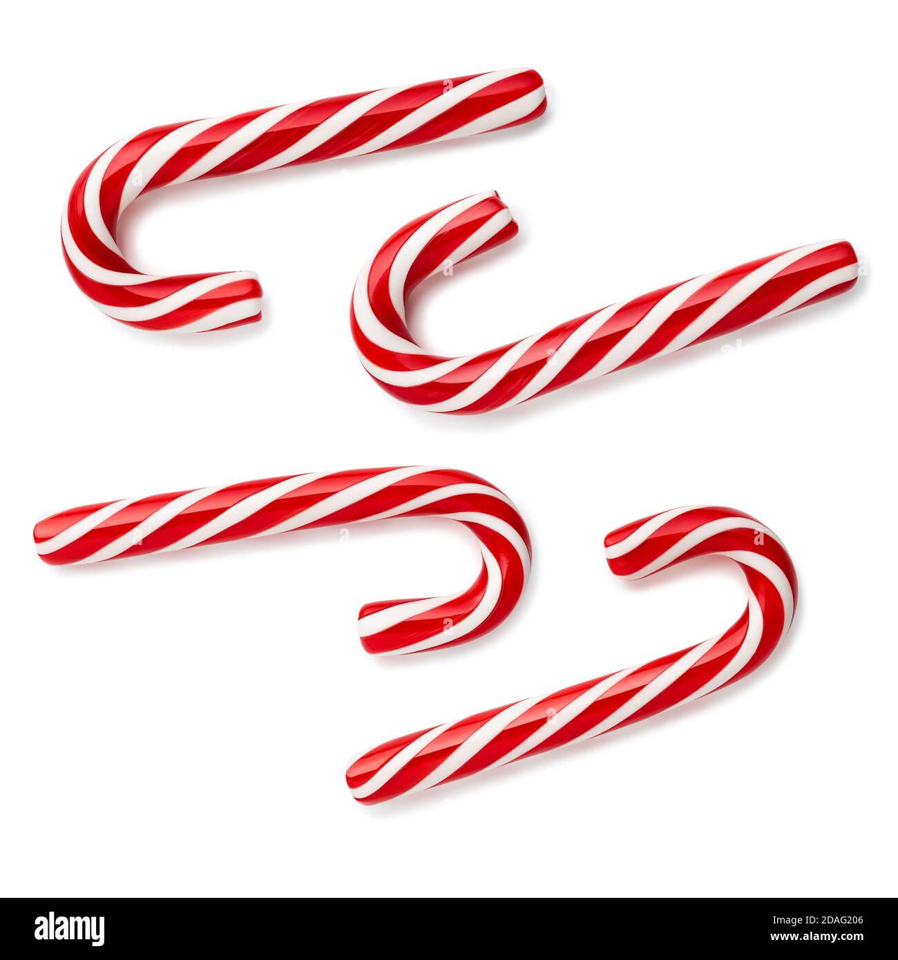 Candy Cane - Weihnachtszeit und St. Nicholas Day Tradition Treat. Set von Süßigkeiten auf weißem Hintergrund. Flach liegend, Draufsicht Stockfoto