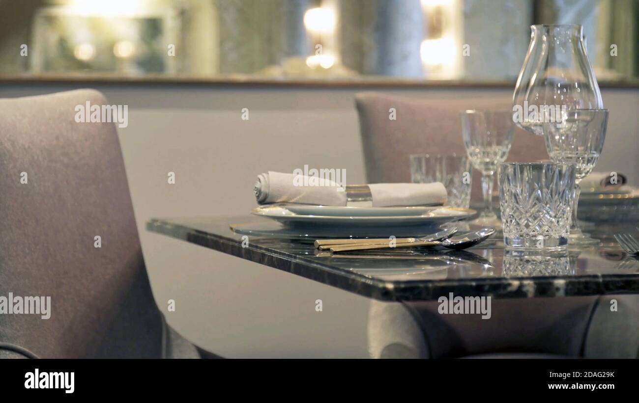 Leere Luxus und elegante Tisch mit Gläsern und Gabeln und Messer im luxuriösen Restaurant Stockfoto