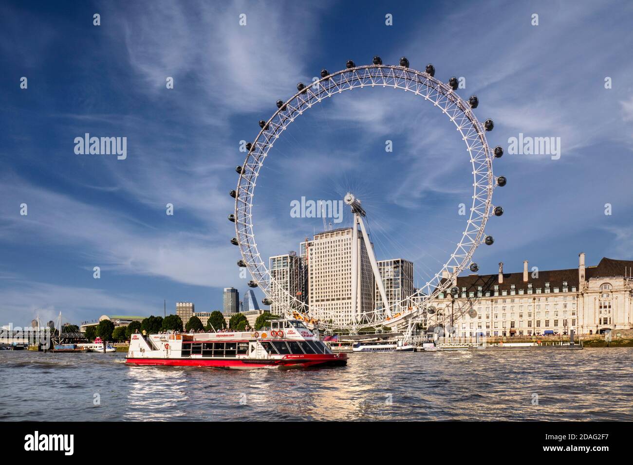 London Eye Bootstour City Cruise Flussfahrt auf der Themse flussaufwärts am blauen Himmel mit Southbank, Marriott Hotel County Hall & Shell HQ Westminster London UK Stockfoto