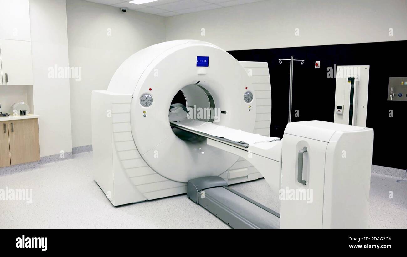 Medizinische CT oder MRT oder PET Scan steht im modernen Krankenhauslabor im Krankenhaus, medizinische Geräte und Gesundheitswesen. Stockfoto