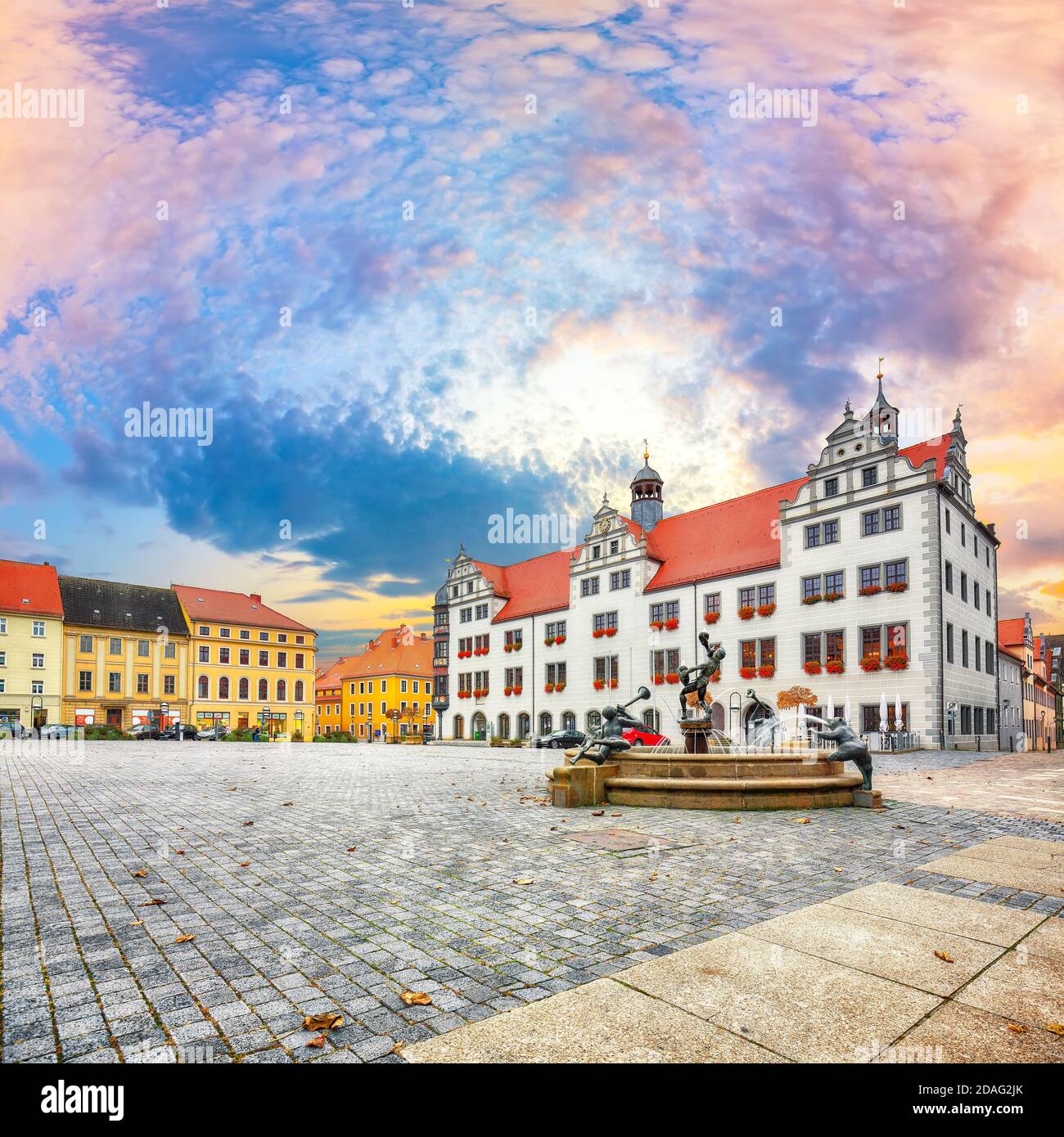 Herrliche Herbstansicht des Torgau Rathauses und des berühmten Brunnens. Malerischer Blick auf Torgau Stadt am Elbufer. Lage: Torgau, nordwestlich S Stockfoto