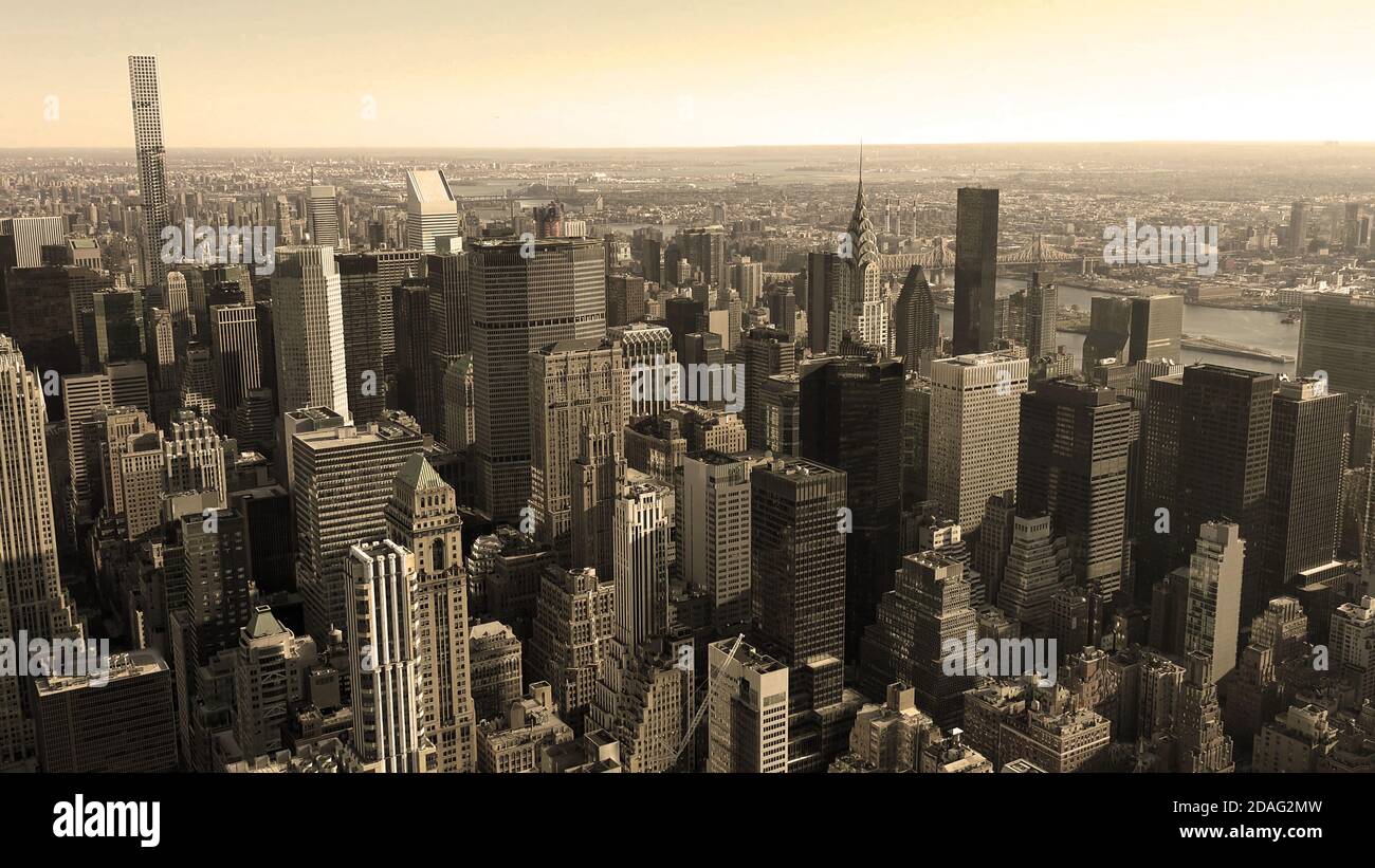 Luftaufnahme von Manhattan Skyline Panorama, städtische Wolkenkratzer in Sepia getönten, New York City, USA Stockfoto