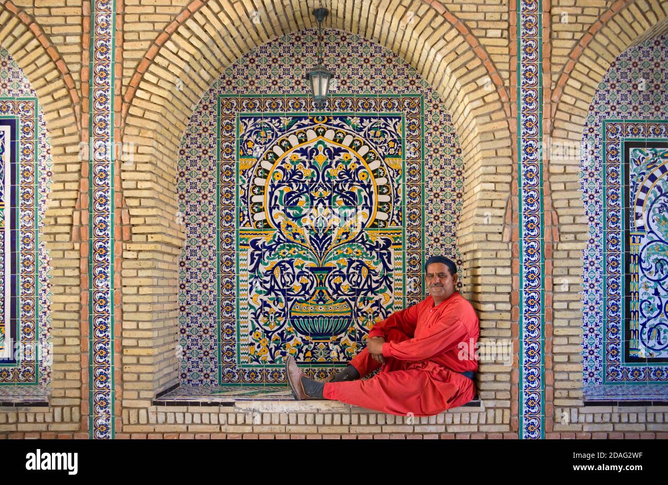 Mann mit Wand verziert mit Mosai, Tozeur, Tunesien Stockfoto