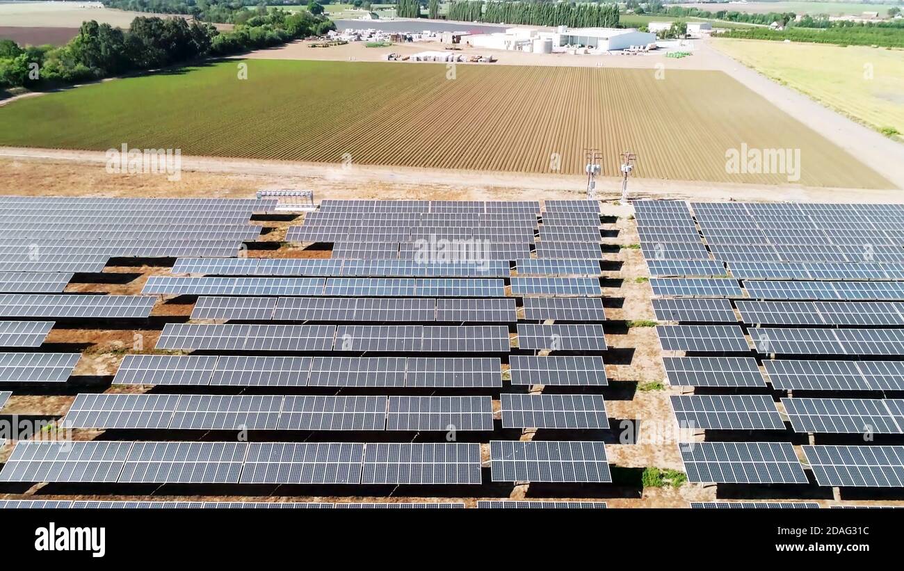 Solarpaneele Farmen und Landwirtschaft Feld Ansicht. Stockfoto