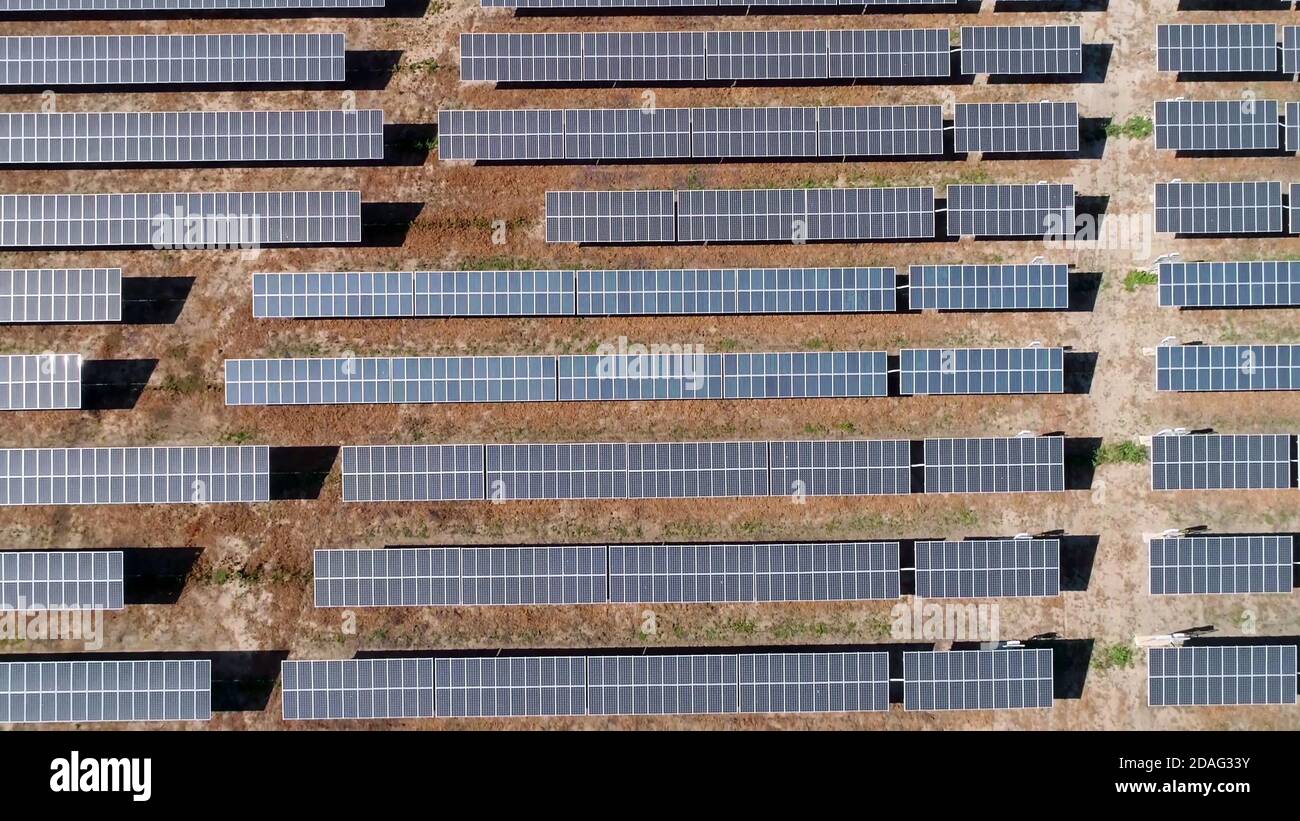Sonnenkollektoren Farm auf der Wüste Luftbild von oben. Alternative Energie, Ökologie Energiesparkonzept. Stockfoto