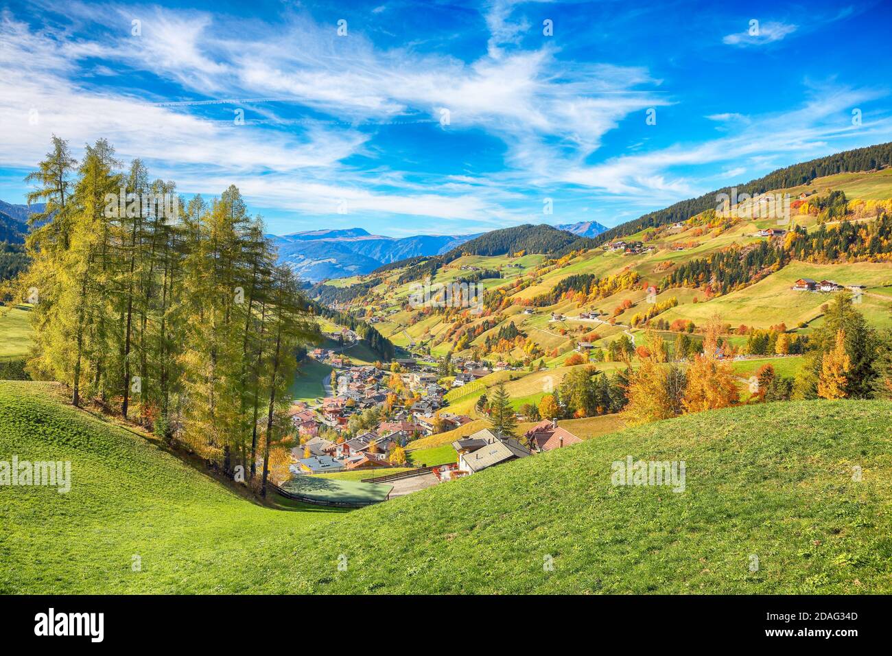 Wunderschöne Herbstszene des herrlichen Dorfes Santa Maddalena in den Dolomiten. Lage: Dorf Santa Maddalena, Val di Funes, Trentino-Südtirol, do Stockfoto