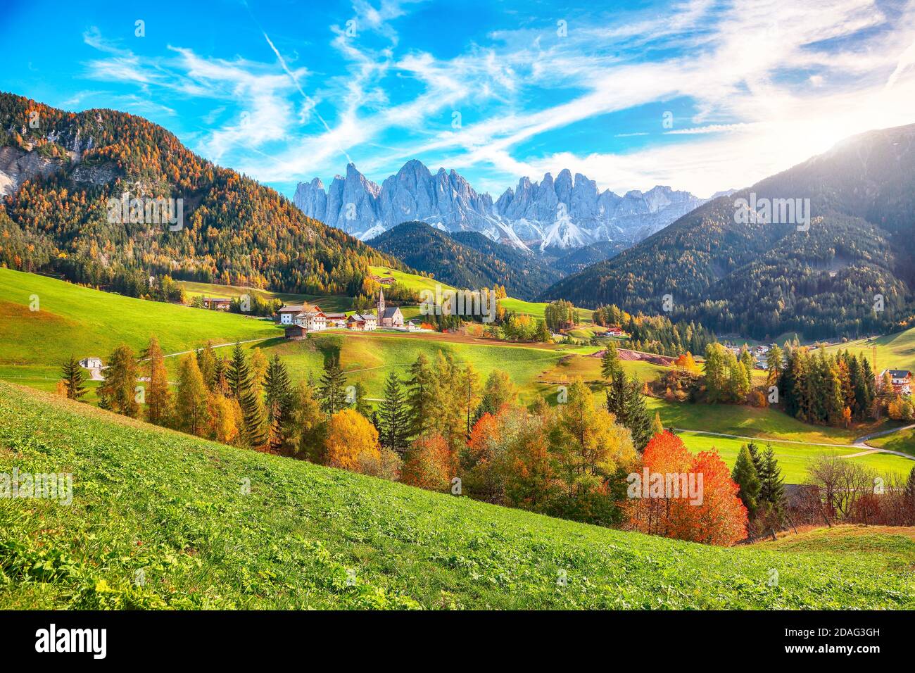 Wunderschöne Herbstszene des herrlichen Dorfes Santa Maddalena in den Dolomiten. Lage: Dorf Santa Maddalena, Val di Funes, Trentino-Südtirol, do Stockfoto