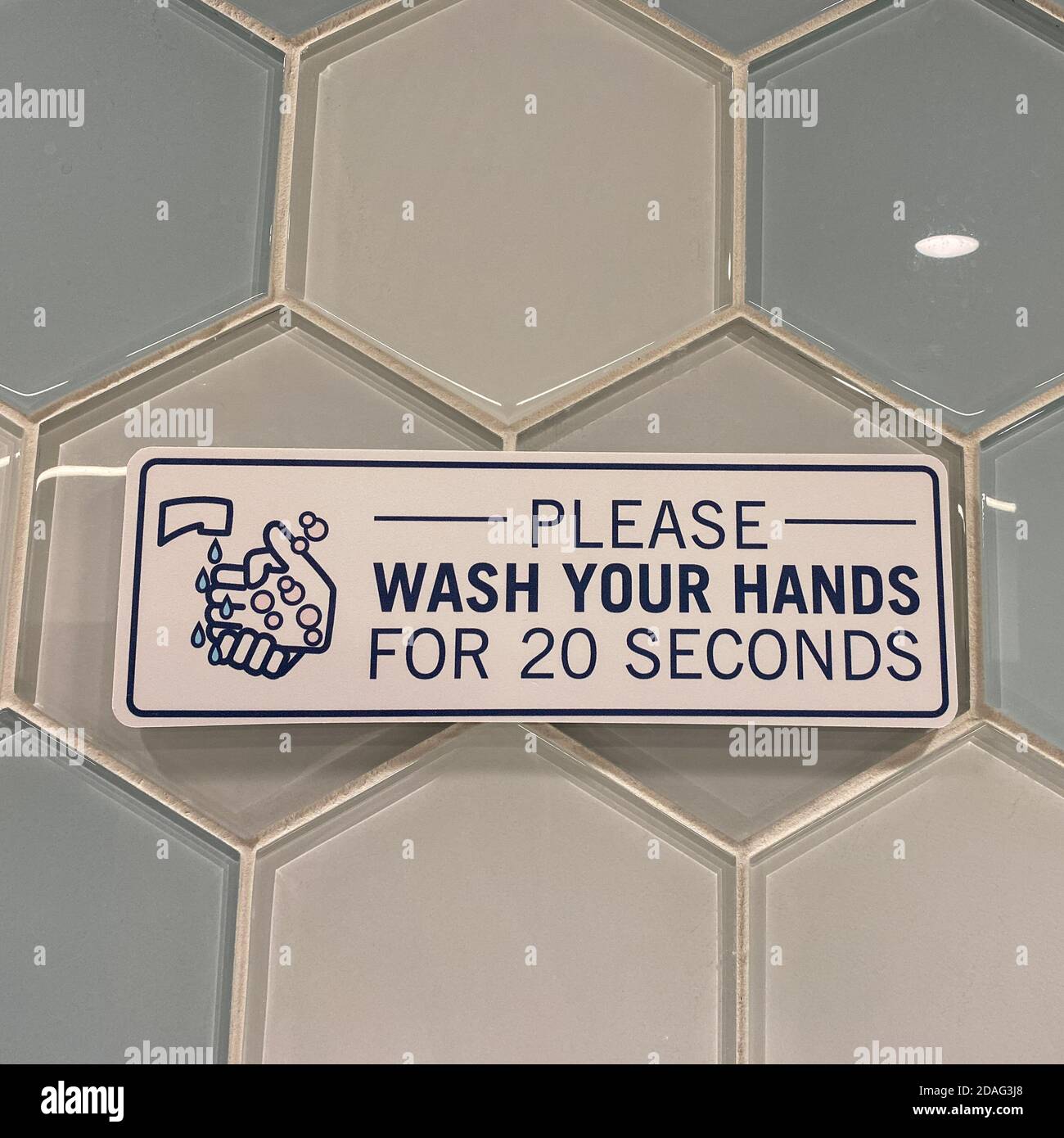 Ein Schild in einer öffentlichen Toilette, das die Leute auffordert, sich wegen der Coronavirus-Pandemie 20 Sekunden lang die Hände zu waschen. Stockfoto
