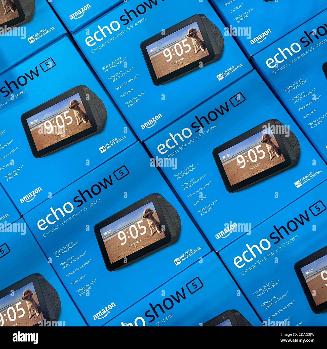 Orlando, FL/USA-10/14/20: Kisten von Amazon Echo Zeigen Sie virtural Assistenten zum Verkauf in einem Display bin in einem Best Buy-Kette Elektronik-Einzelhandelsgeschäft. Stockfoto