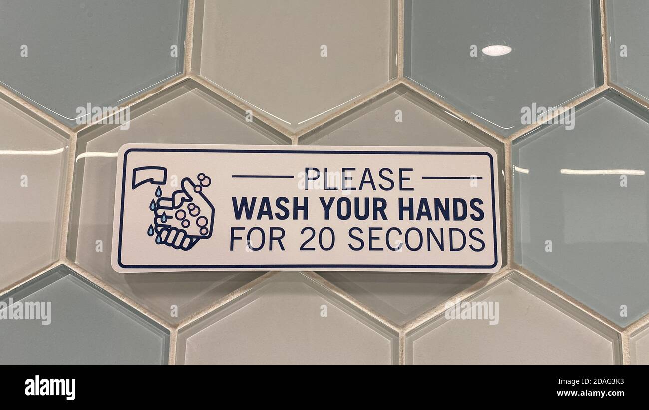 Ein Schild in einer öffentlichen Toilette, das die Leute auffordert, sich wegen der Coronavirus-Pandemie 20 Sekunden lang die Hände zu waschen. Stockfoto