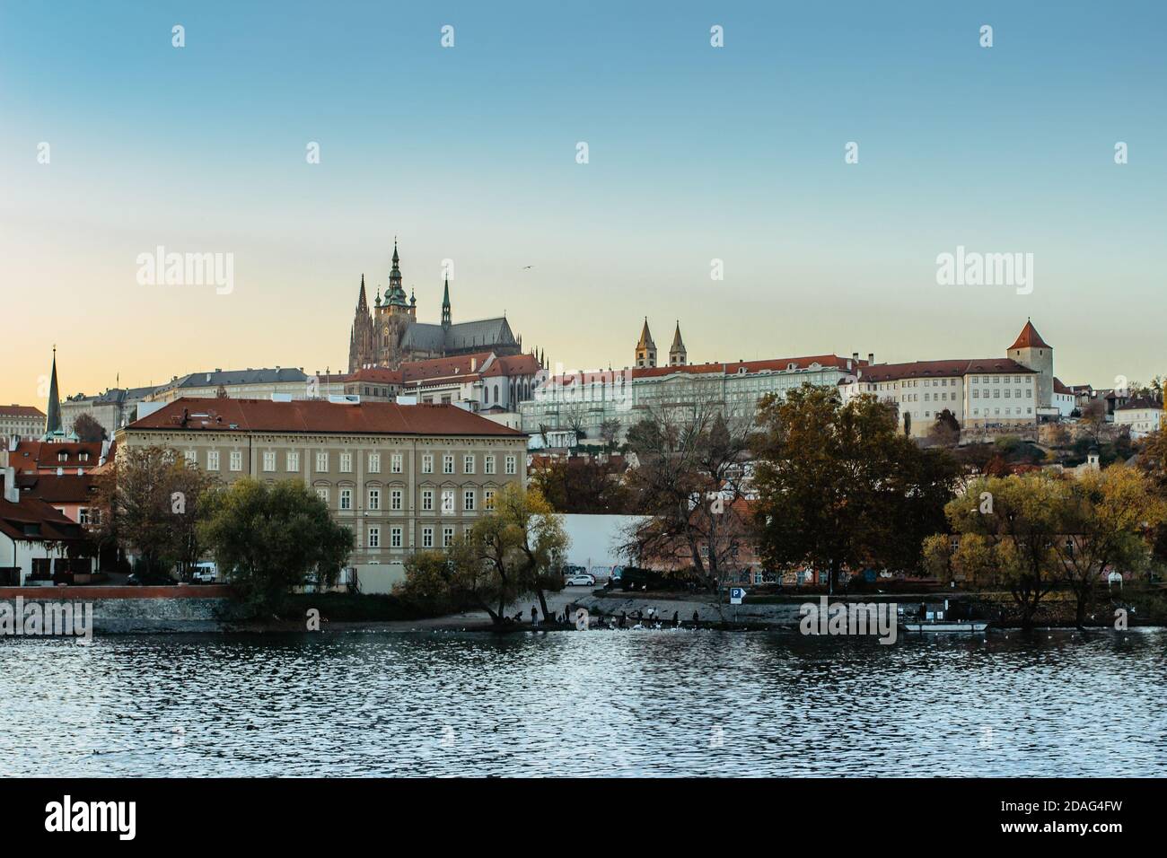 Panorama auf die Prager Burg, die St. Veits Kathedrale und die Moldau.Hauptstadt Der Tschechischen republik.erstaunliche europäische Stadtlandschaft.Prag bei Sonnenuntergang Stockfoto