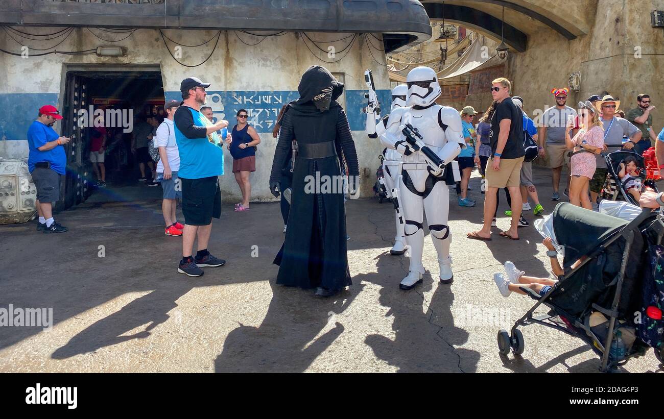 Orlando, FL/USA-10/5/19: Kylo Ren und zwei Sturmtruppen, die durch die Star Wars Galaxy's Edge Gegend des Hollywood Studios Park in Walt Disney Worl laufen Stockfoto