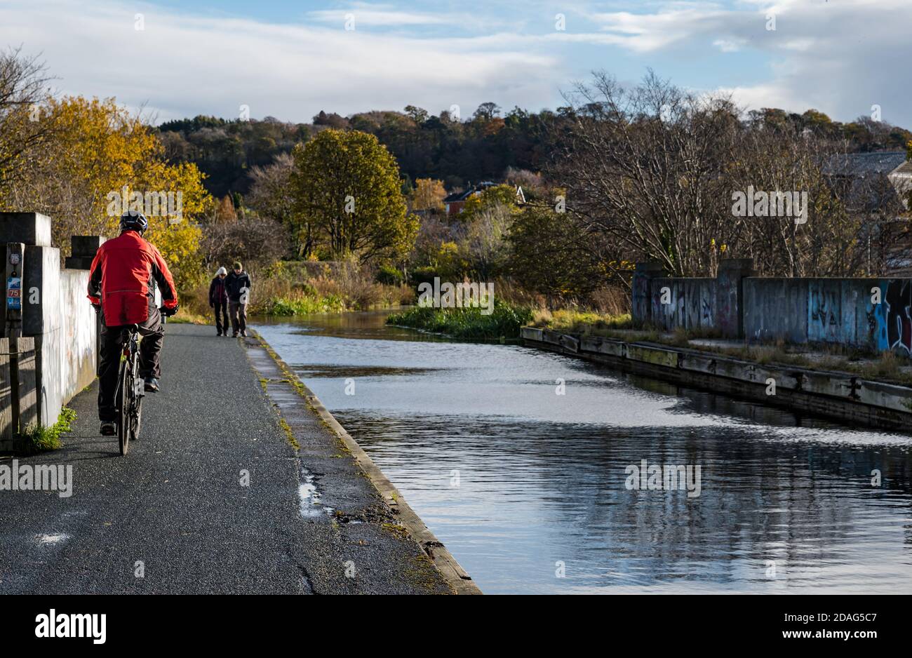 Radfahrer und Spaziergänger auf Kanal Schlepppfad, Union Canal, Edinburgh, Schottland, Großbritannien Stockfoto