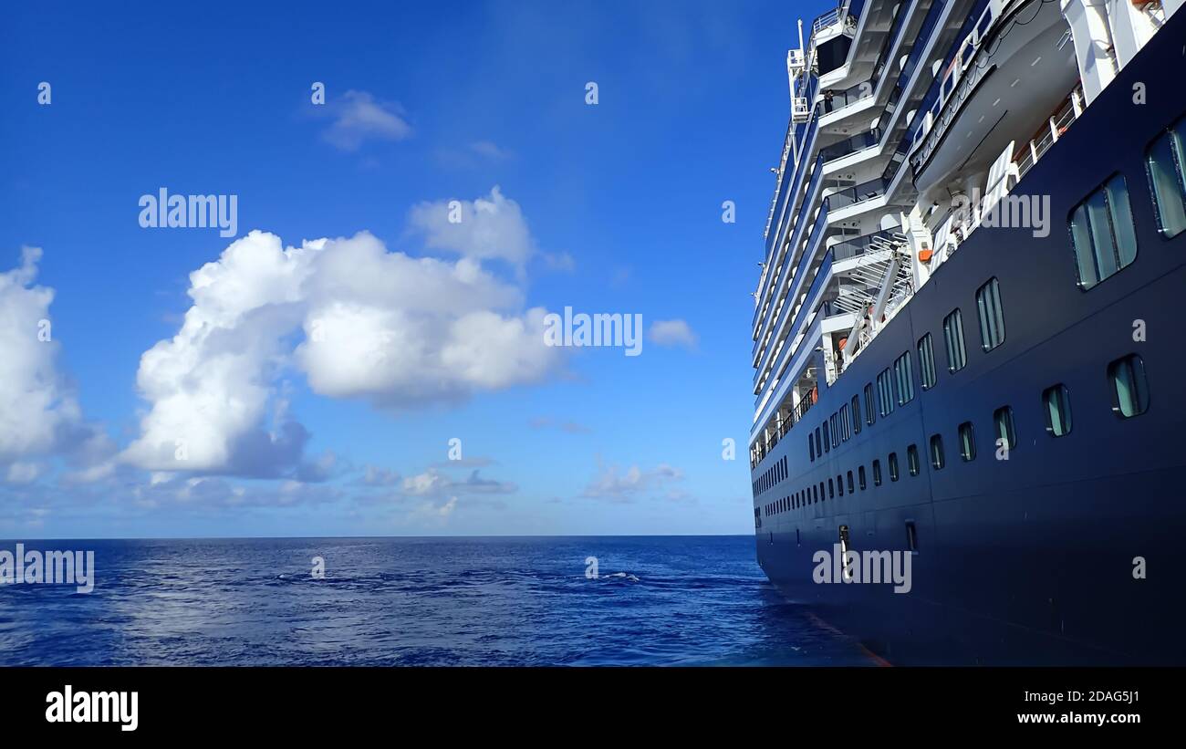 Half Moon Cay/Bahamas -10/31/19: Die Holland America Line Zuiderdam Kreuzfahrt Schiff vor Anker gegangen der privaten Insel Half Moon Cay in den Bahamas auf einem Su Stockfoto