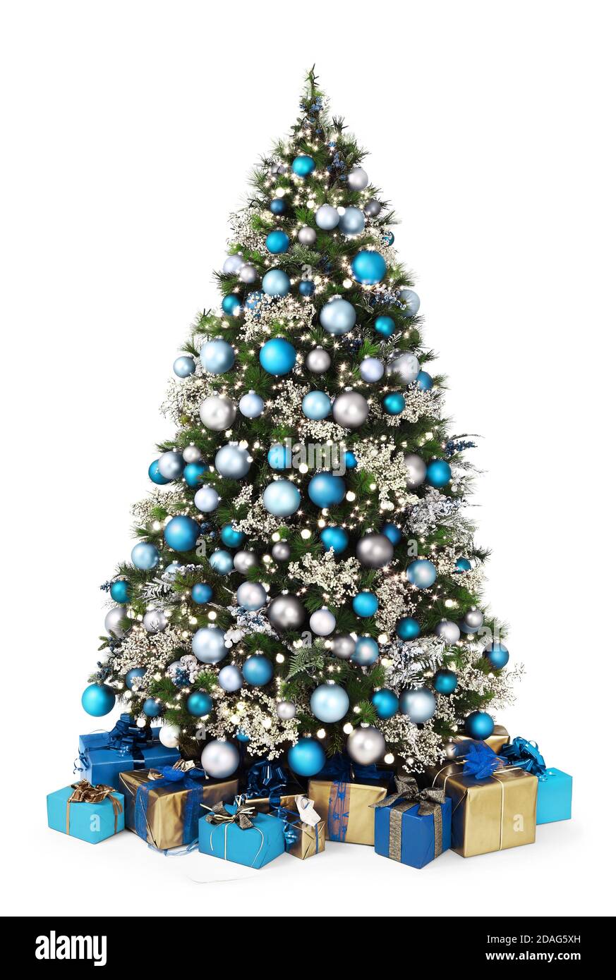 Geschmückter weihnachtsbaum voller blauer und silberner Kugeln, Dekorationen und viele Geschenkverpackungen isoliert auf weißem Hintergrund Stockfoto