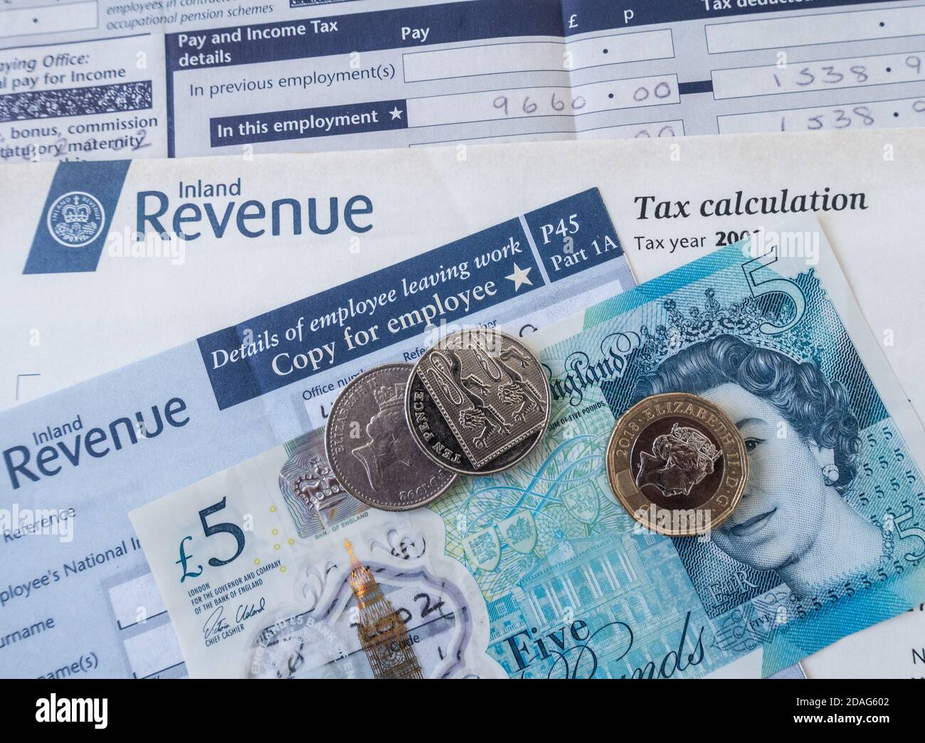 Inland Revenue P45 Form mit fünf Pfund Note und Münzen. Stockfoto