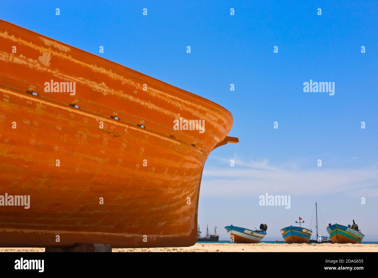 Holzboot am Strand, Hammamet, Tunesien Stockfoto