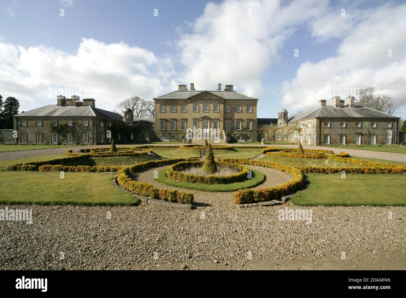 Dumfries House, East Ayrshire, Cumnock Schottland. Fotos, die vor den umfangreichen Bodenarbeiten an der Vorderseite des Grundstücks gemacht wurden, wo es jetzt einen Springbrunnen gibt, und landschaftlich gestaltete Hecken und Rasenflächen Stockfoto