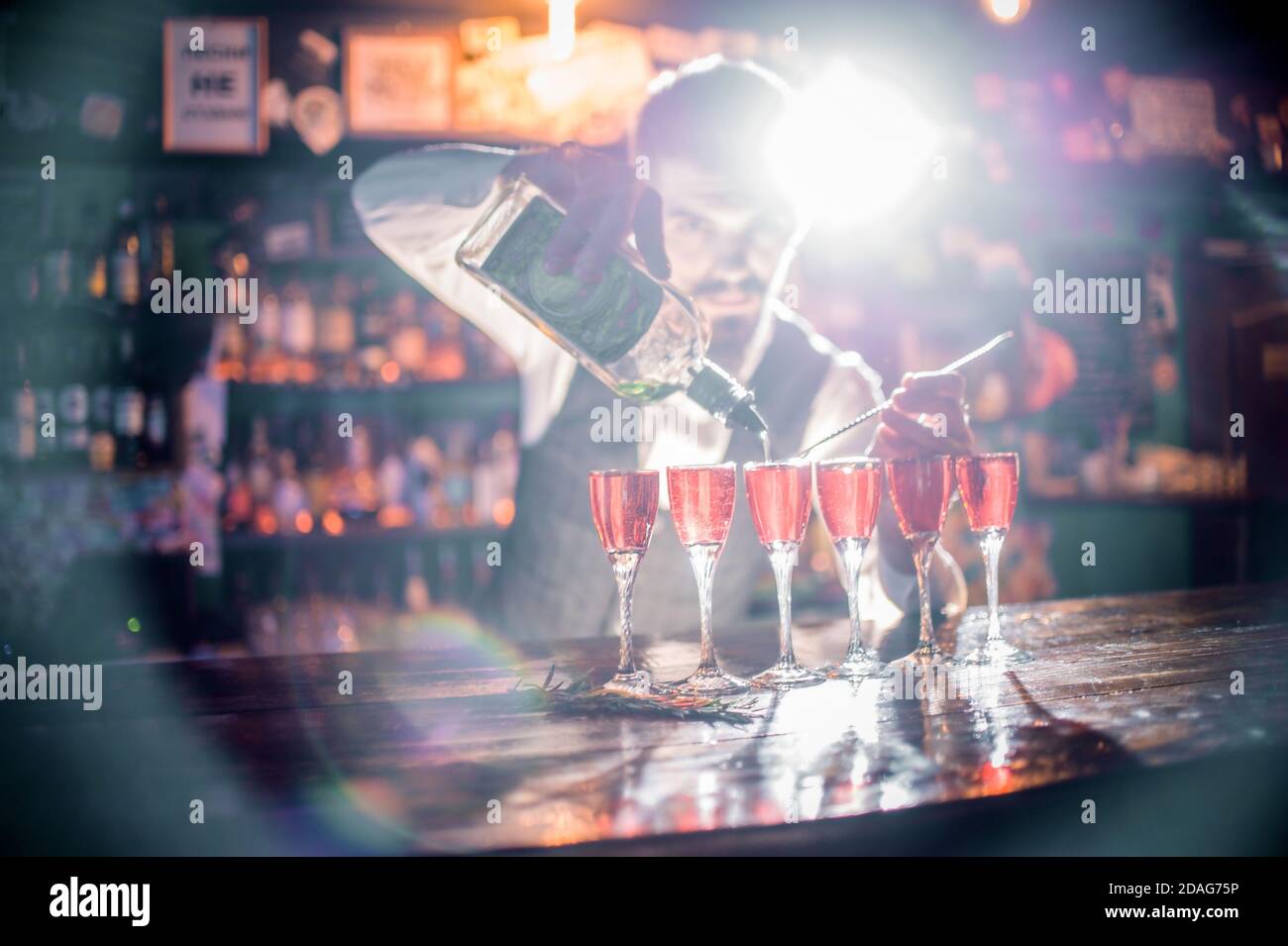 Der Barkeeper kreiert im Salon einen Cocktail Stockfoto